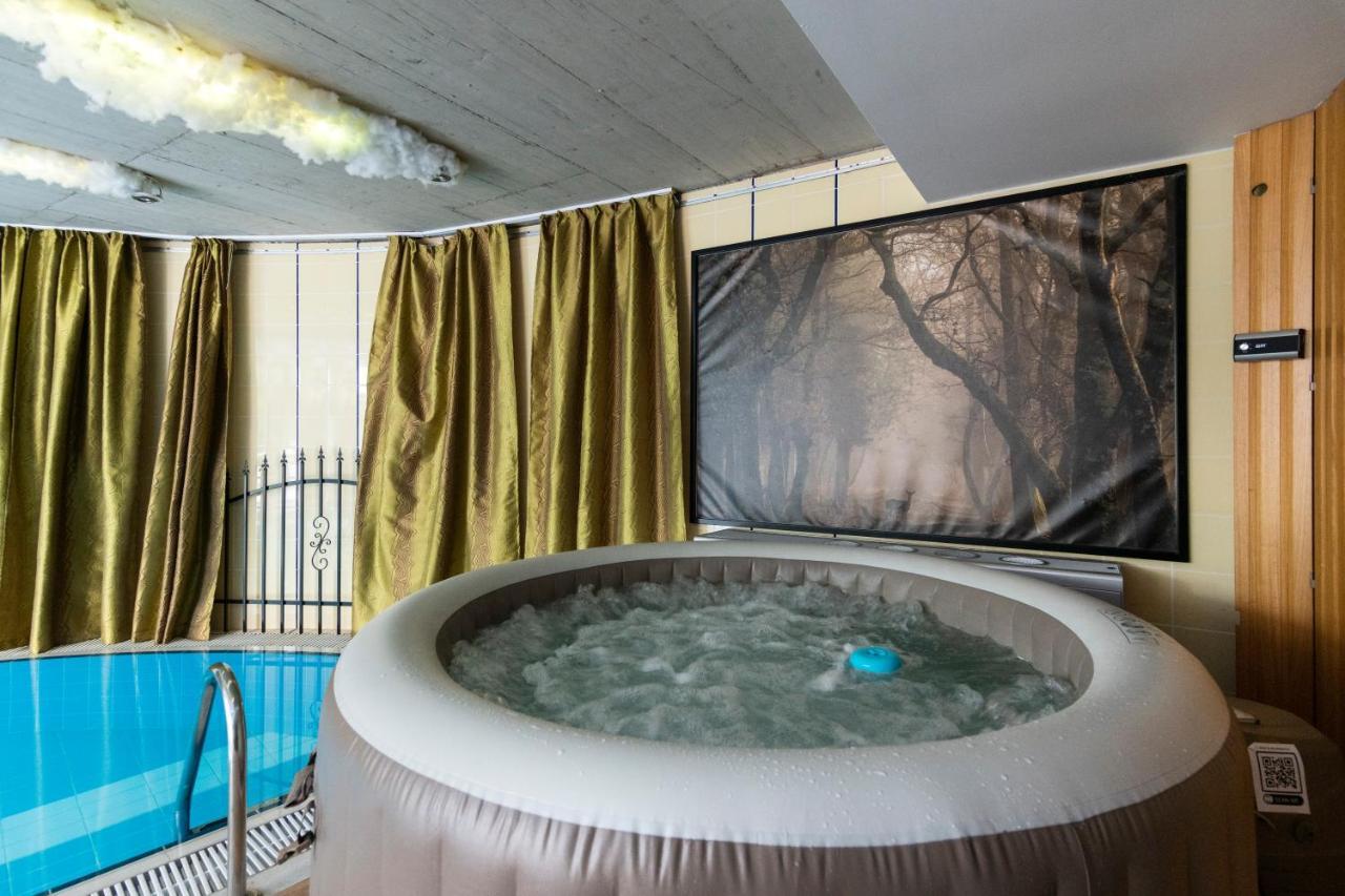 Unique With Private Pool, Cinema, Apartmán *